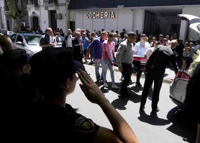 Dolor en el velorio de Joel Ruiz, el policía que murió tras ser baleado en un allanamiento