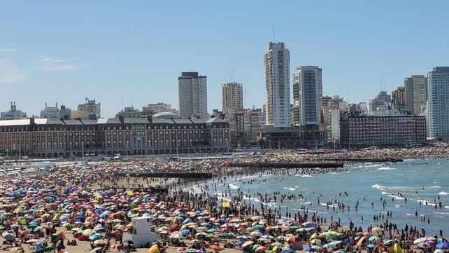 Kilómetros de imponente playa definen al sitio turístico preferido largamente por el público en el verano.