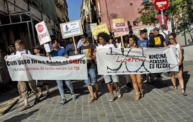 A favor. Manifestantes se oponen en Madrid a las redadas de inmigrantes. “Ninguna persona es ilegal”