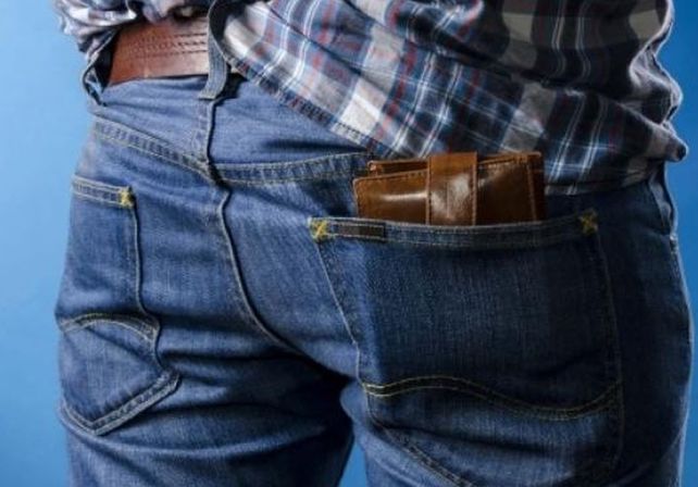 ¿Te duele la espalda?: sacate la billetera del bolsillo de atrás