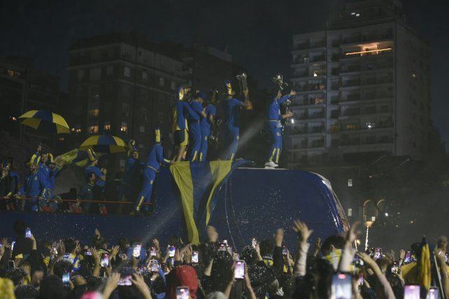 Una multitud recibió al plantel de Central campeón en el Monumento.