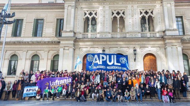 Actividad en Rectorado de la UNL previo a la marcha universitaria Actividad en Rectorado de la UNL previo a la marcha universitaria
