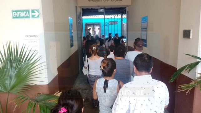 Pasajeros de colectivos varados por el paro sorpresivo de choferes se volcaron al ferrocarril