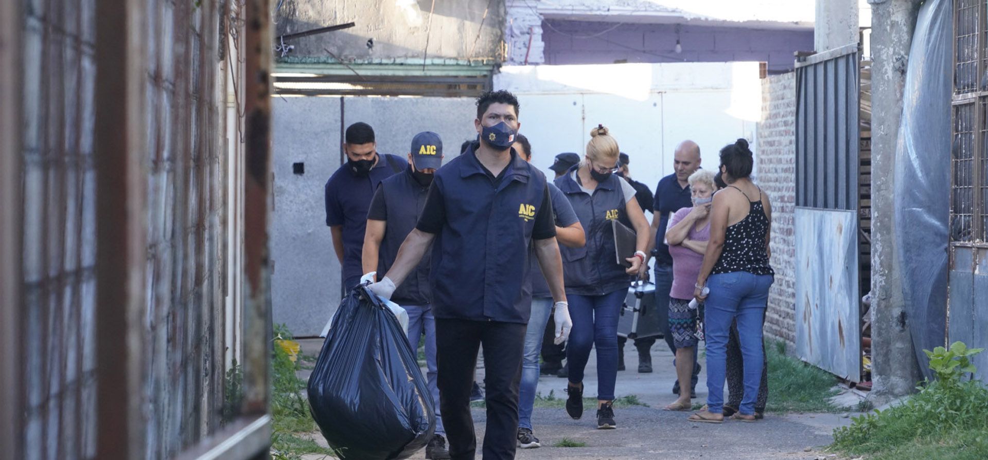 Crimen con tinte sexual: hallan maniatado y sin vida a un hombre sobre su cama. La víctima se encontraba semidesnuda, con una funda en la cabeza, en una humilde casa del pasillo de Garibaldi al 2900. Foto: Silvina Salinas / La Capital