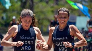 Anabel Moro y María Silvina Borgiani en una salida del agua para tomar la bici tándem. Una postal que las caracteriza.