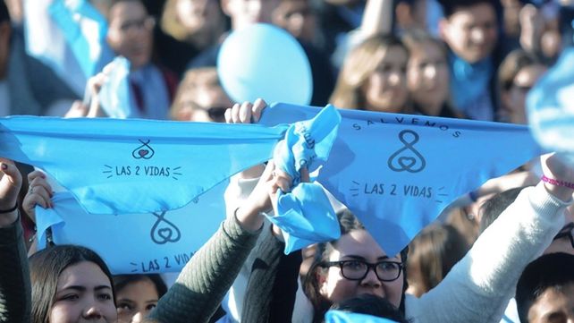 El pañuelo celeste es el símbolo del movimiento en contra de la legalización del aborto en Argentina