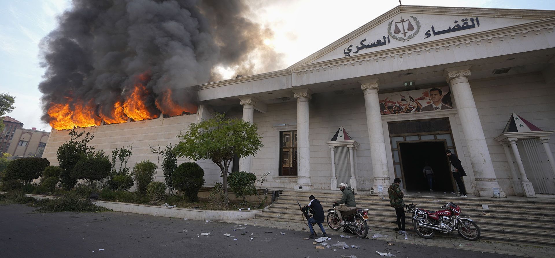 Combatientes de la oposición celebran mientras queman un tribunal militar en Damasco, Siria, el domingo 8 de diciembre de 2024. (Foto AP/Hussein Malla) Combatientes de la oposición celebran mientras queman un tribunal militar en Damasco, Siria, el domingo 8 de diciembre de 2024. (Foto AP/Hussein Malla)