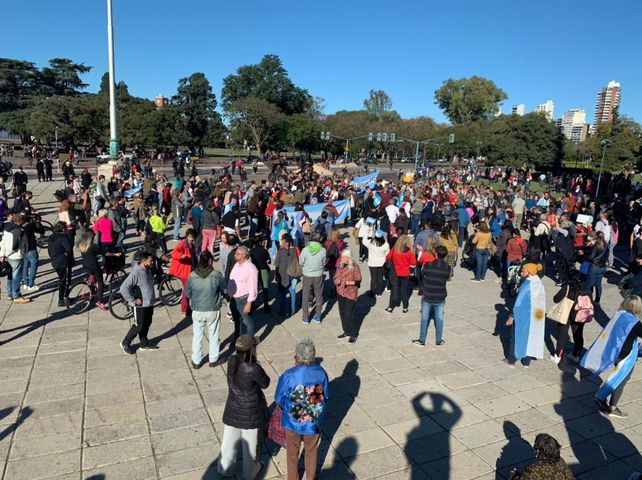 Las imágenes de los incidentes del Monumento por la protesta anticuarentena