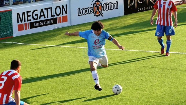 Diego Maradona en la cancha de Patronato