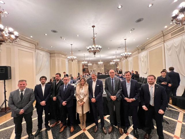 Los funcionarios nacionales en la Bolsa de Comercio de Rosario.