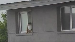 Video: así fue el dramático rescate a un nene que estaba por caerse desde un segundo piso