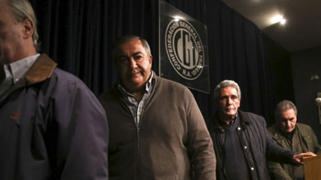En fila. Los tres secretarios de la CGT se despacharon con duras críticas al modelo económico y el impacto en los asalariados.