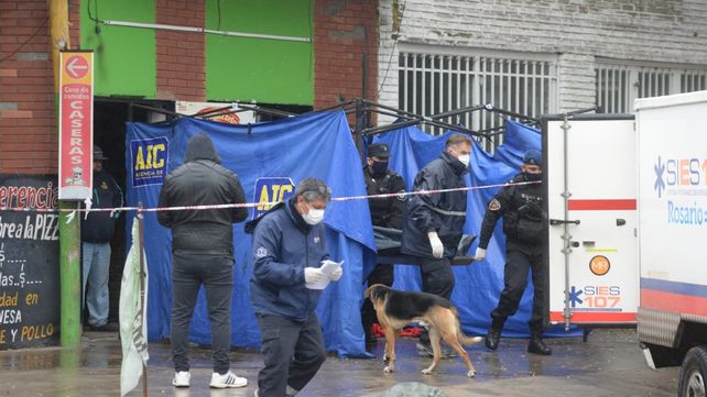 La mortuoria del Sies retira el cuerpo de la víctima tras ser asesinada en Pellegrini y Teniente Agneta.