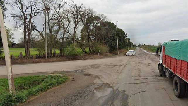 Los cuatro kilómetros de la ruta 11 en Puerto San Martín se encuentran muy mal estado desde que Nación suspendió las obras públicas.&nbsp;
