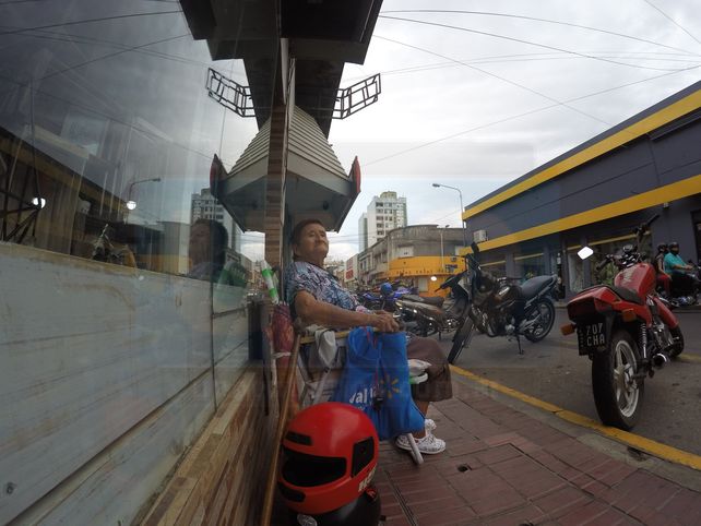 Rita Marina Villalba cuida motos a los 81 años en calle Pellegrini