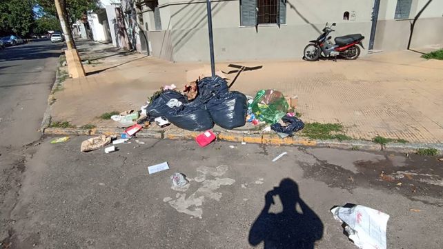 Basura acumulada en barrio Candioti.