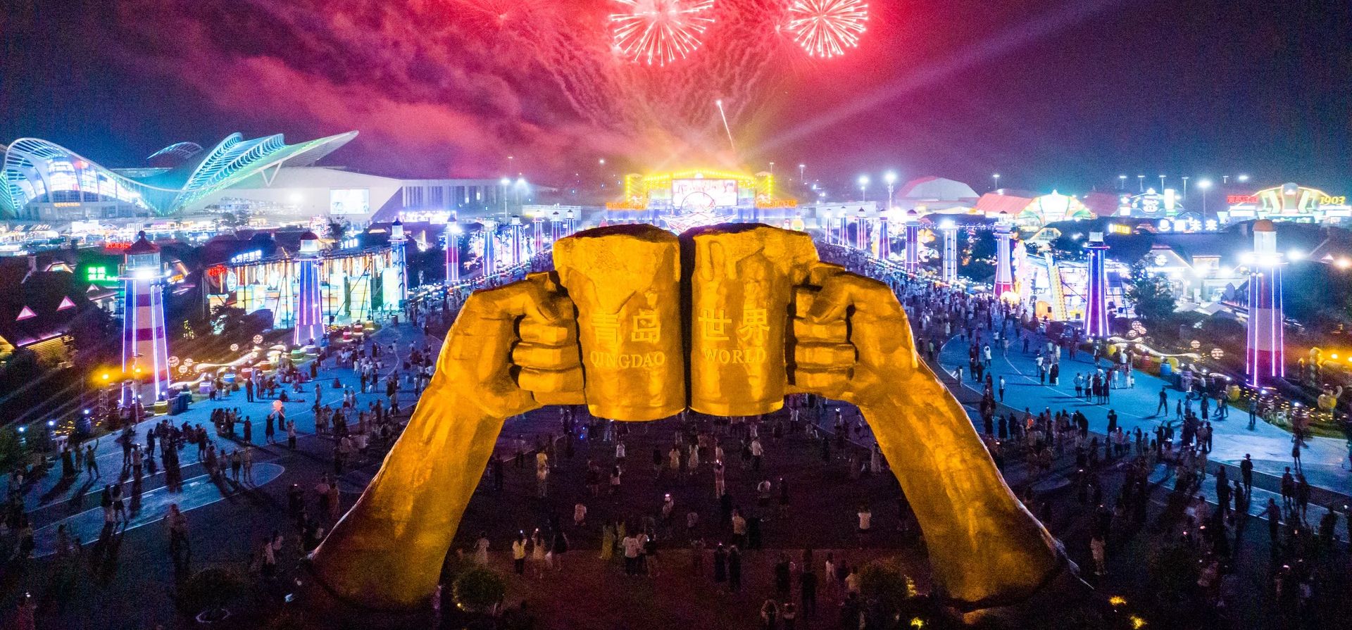 La gente participa en la noche de carnaval del 34º festival internacional de la cerveza de Qingdao, Provincia de Shandong, China. Fotografía: VCG/Getty Images La gente participa en la noche de carnaval del 34º festival internacional de la cerveza de Qingdao, Provincia de Shandong, China. Fotografía: VCG/Getty Images