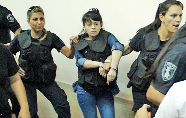 Rocío Ayelén Quiroz tuvo que ser sacada del tribunal con chaleco antibalas para no ser atacada por los familiares y allegados a las víctimas. (gentileza Alan Monzón / Rosario 3)