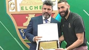 El Elche le dio una placa a Benzema