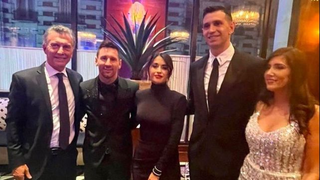 El ex presidente Mauricio Macri se dio el gusto de sacarse una foto con los campeones el mundo Lionel Messi y Emiliano 