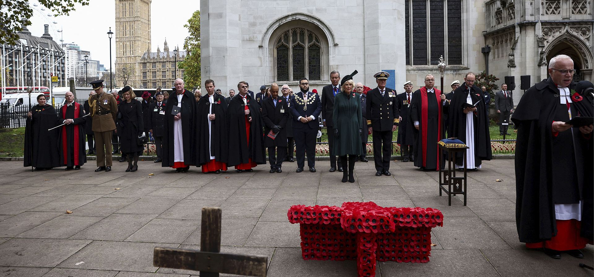 El decano de Westminster, David Hoyle, habla en representación de Camilla de Gran Bretaña, la reina consorte, que asiste al 94º servicio Field of Remembrance en la Abadía de Westminster en Londres, el jueves 10 de noviembre de 2022.
