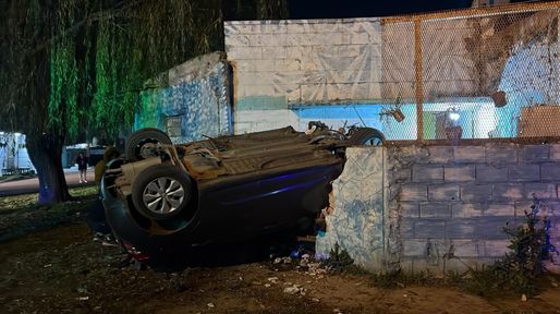 Zona oeste: tres heridos luego de que un auto chocara contra una casa y se diera vuelta