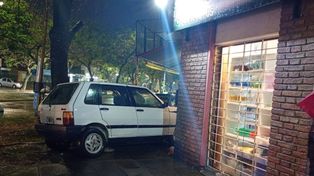 Fuerte choque en Bº Guadalupe Oeste: destrozó la vidriera de un local comercial