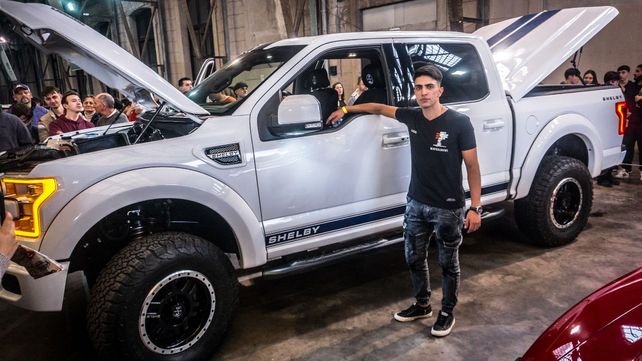 Lucas Márquez junto a la Ford F-150 Shelby, una versión deportiva desarrollada por Shelby sobre la base de la Ford F-150. Existen solamente 500 unidades en todo el mundo, una de ellas en Argentina.