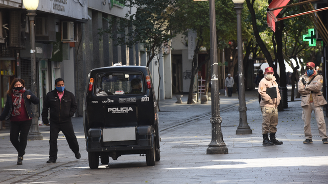 Efectivos de la Polic&iacute;a de Santa Fe y de la Guardia Urbana Municipal estuvieron en las principales arterias del centro.
