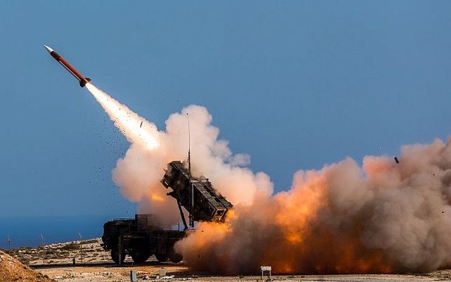 Misil Patriot saudita en acción contra los misiles y drones de los hutíes.&nbsp;