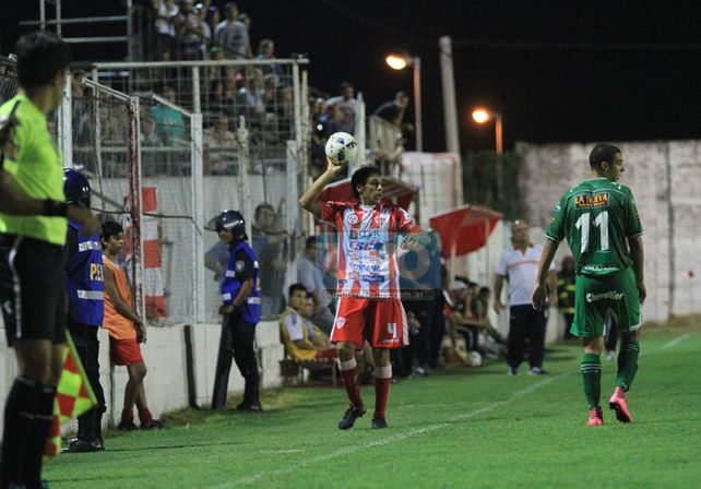 Galli fue importante en el ataque del Gato a pesar de ser lateral .    Foto UNO/Juan Ignacio Pereira