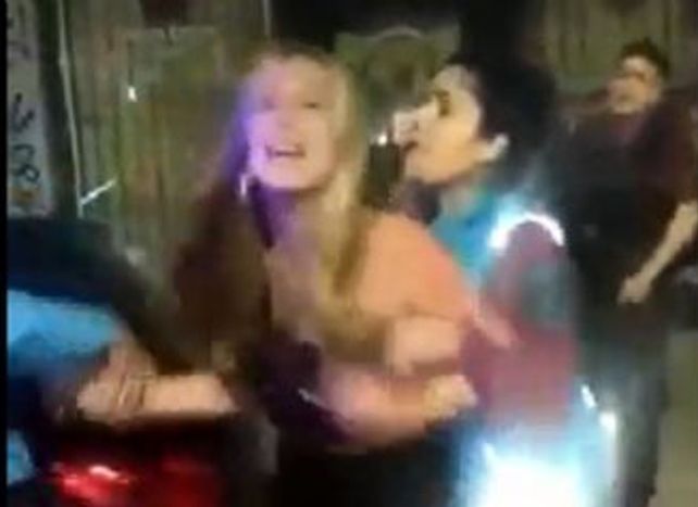 Una joven agredió a una oficial de policía profiriendo insultos racistas. Repudio en las redes sociales.&nbsp;