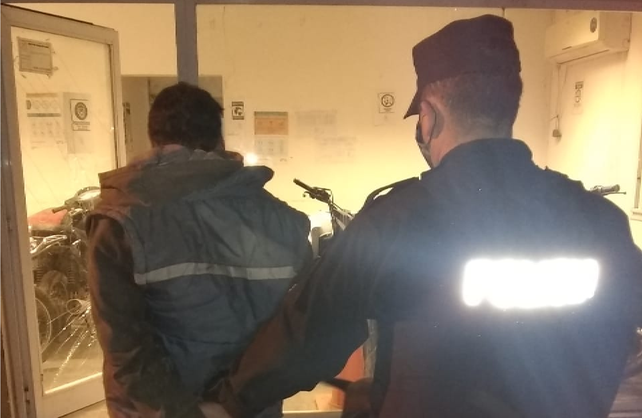 Un vecino detuvo a un ladrón en su casa y después se lo entregó a la Policía