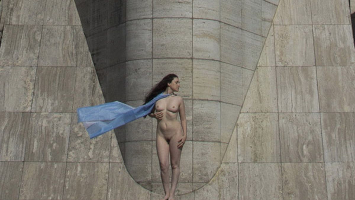 Una mujer posó desnuda en el Monumento a la Bandera y estalló la polémica