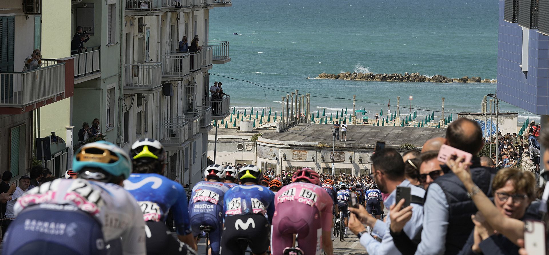 Ciclistas recorren la ciudad de Termoli durante la undécima etapa del Giro de Italia, carrera ciclista del Tour de Italia, desde Foiano di Val Fortore hasta Francavilla al Mare, Italia, el miércoles 15 de mayo de 2024. (Marco Alpozzi/LaPresse vía AP ) Ciclistas recorren la ciudad de Termoli durante la undécima etapa del Giro de Italia, carrera ciclista del Tour de Italia, desde Foiano di Val Fortore hasta Francavilla al Mare, Italia, el miércoles 15 de mayo de 2024. (Marco Alpozzi/LaPresse vía AP )