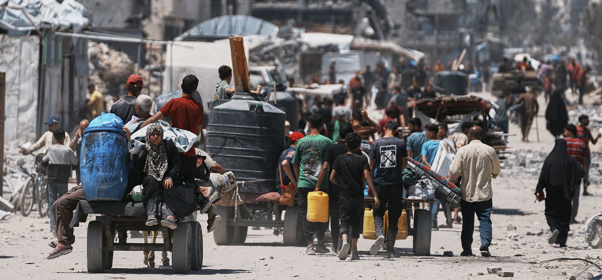 Palestinos desplazados regresan a sus hogares para recuperar sus pertenencias en la zona donde el ejército israelí operó en el norte de la Franja de Gaza el miércoles 4 de junio de 2025. (Foto AP/Jehad Alshrafi) Palestinos desplazados regresan a sus hogares para recuperar sus pertenencias en la zona donde el ejército israelí operó en el norte de la Franja de Gaza el miércoles 4 de junio de 2025. (Foto AP/Jehad Alshrafi)