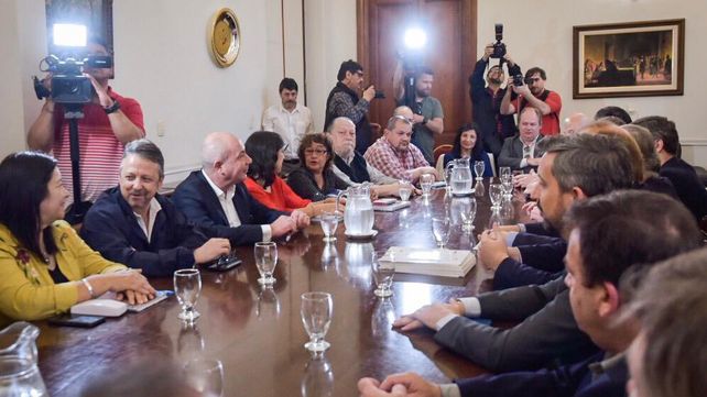 Los representantes gremiales y lo funcionarios en la reunión de hoy.