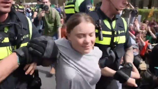 Greta Thunberg fue detenida en Países Bajos por cortar el tránsito