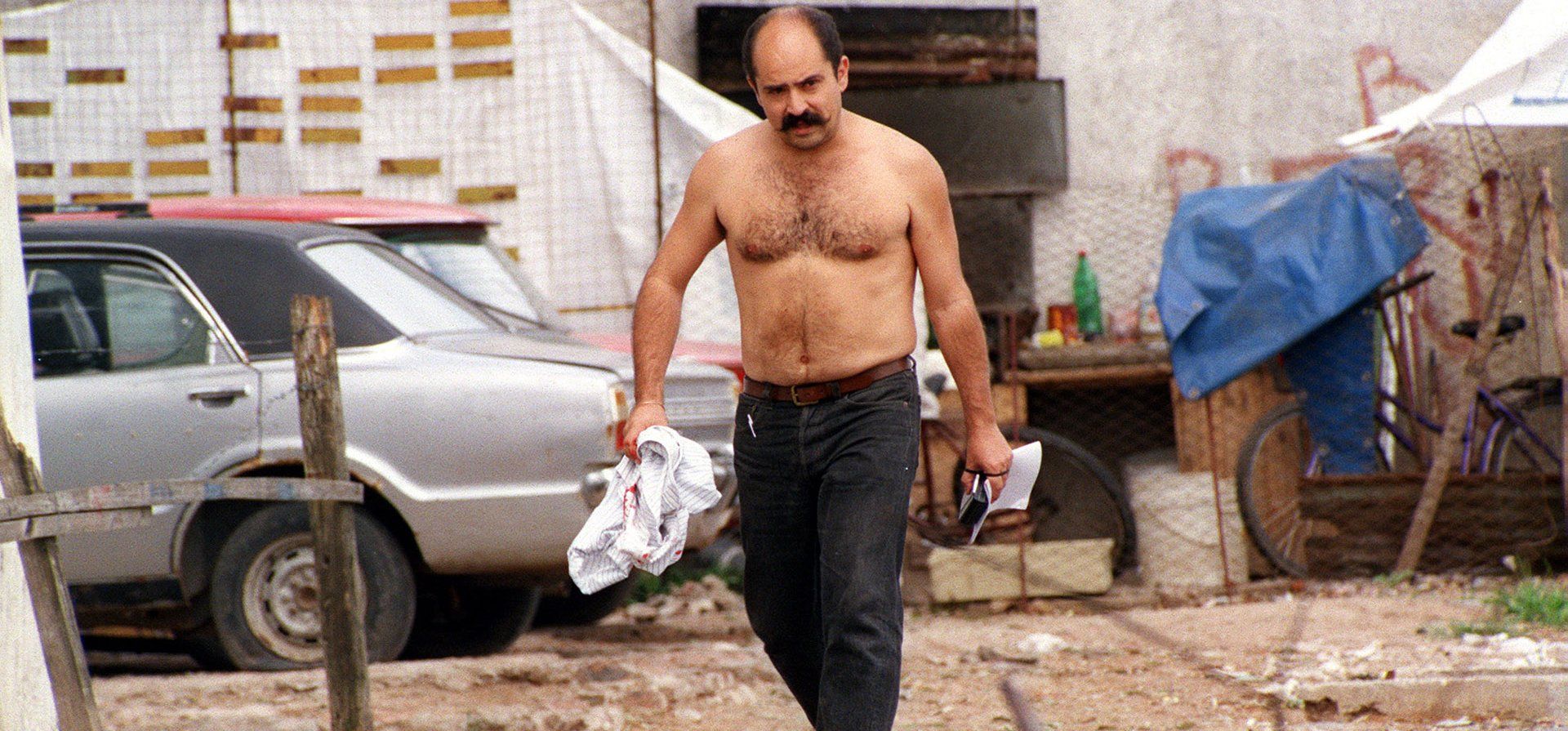 El cronista de La Capital, Claudio Berón, recibió un impacto de bala en el barrio San Francisquito mientras cubría los hechos trágicos de diciembre de 2001 en nuestra ciudad. La bala no pudo ser extraída por la cercanía a médula espinal. La represión policial dejó 9 muertos durante los días que duró el estallido social.