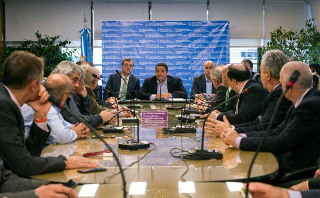 El Gobierno actualizó el salario mínimo a $10.000 y quedará por debajo de la Canasta Básica