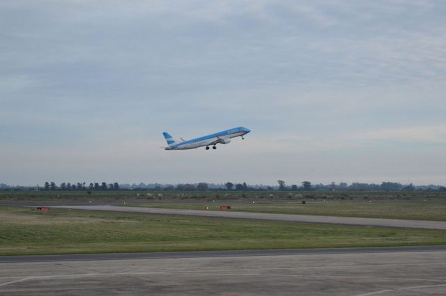 La provincia subsidiará a las aerolíneas que operen en Rosario y Santa Fe mediante la provisión de combustible