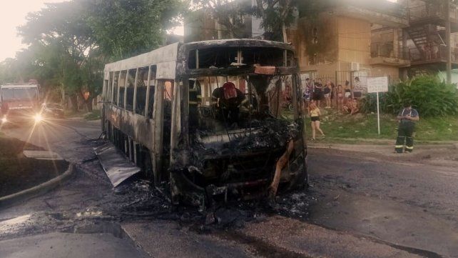 La unidad de la línea 7 estaba en servicio y trasladaba pasajeros cuando se incendió.