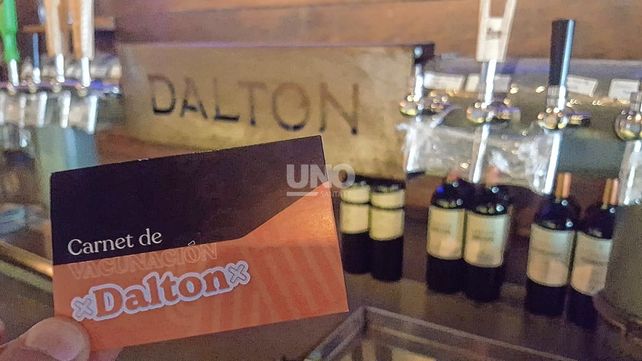 Cervezas de regalo y descuento en lisos para las personas que presenten el certificado de vacunación en algunos bares de la ciudad.