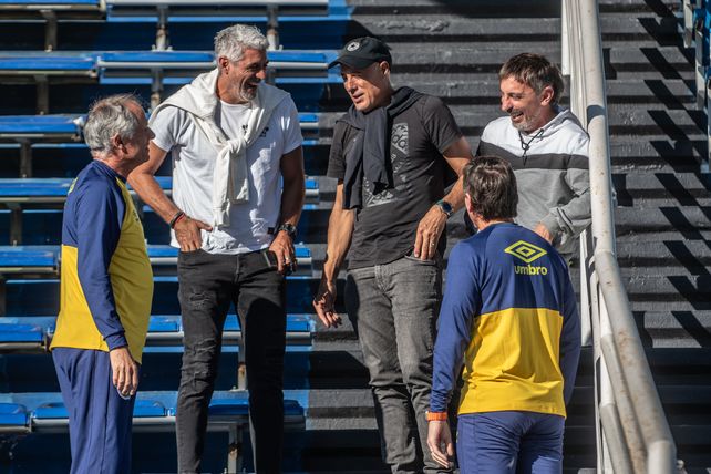 Bonano, Daniele y Colusso dialogan con el Flaco Galloni y Claudio Ubeda, ambos integrantes del cuerpo técnico.
