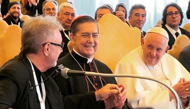 León Gieco cantó Sólo le pido a Dios en el Vaticano ante el Papa Francisco y otros cien argentinos.