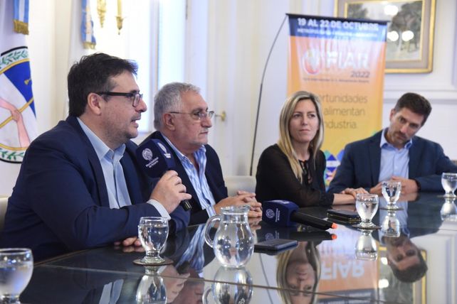 Puntapié. Ayer se realizó el lanzamiento formal de la feria en la Municipalidad.