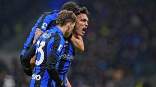 Lautaro Martínez festeja con todo el gol de Inter.