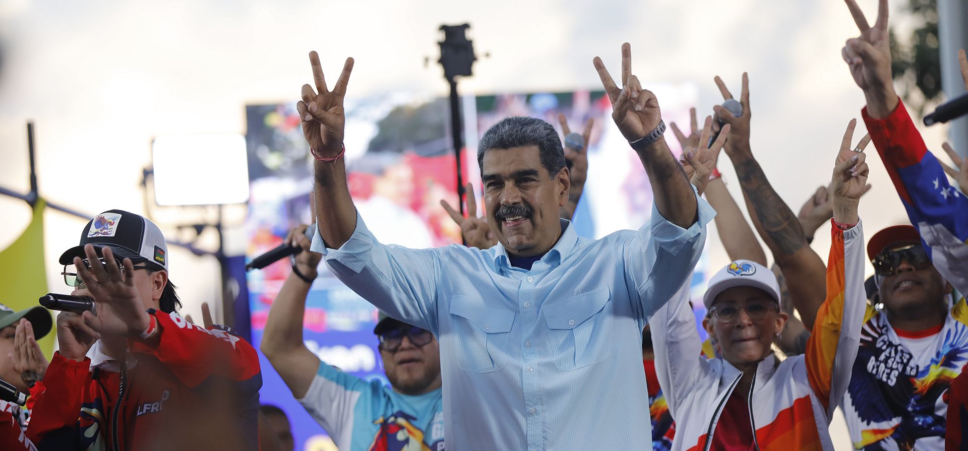 El presidente venezolano, Nicolás Maduro, hace señales de victoria con las manos a sus seguidores durante una manifestación a favor del gobierno en Caracas, Venezuela, el sábado 17 de agosto de 2024. (AP Foto/Cristian Hernández ). El presidente de Venezuela, Nicolás Maduro, aseguró que en su país hay un intento de El presidente venezolano, Nicolás Maduro, hace señales de victoria con las manos a sus seguidores durante una manifestación a favor del gobierno en Caracas, Venezuela, el sábado 17 de agosto de 2024. (AP Foto/Cristian Hernández ). El presidente de Venezuela, Nicolás Maduro, aseguró que en su país hay un intento de