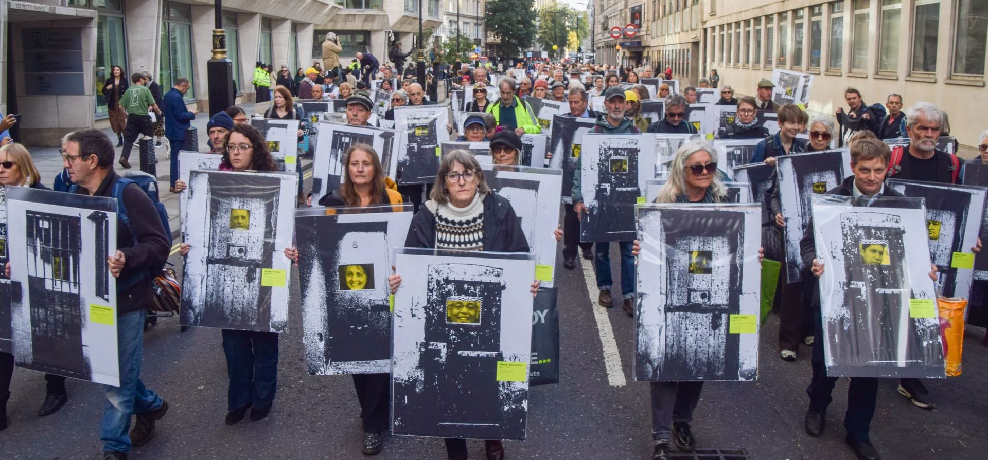 Activistas realizan una protesta frente al Ministerio de Justicia para pedir la liberación de activistas climáticos y otros manifestantes en las cárceles del Reino Unido, Londres, Reino Unido. Fotografía: Vuk Valcic/ZUMA Press Wire/REX/Shutterstock Activistas realizan una protesta frente al Ministerio de Justicia para pedir la liberación de activistas climáticos y otros manifestantes en las cárceles del Reino Unido, Londres, Reino Unido. Fotografía: Vuk Valcic/ZUMA Press Wire/REX/Shutterstock