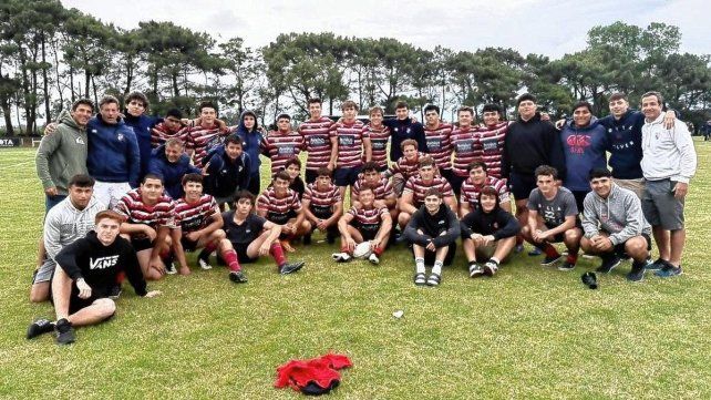 El plantel y el staff de Menores de 19 de Santa Fe Rugby.